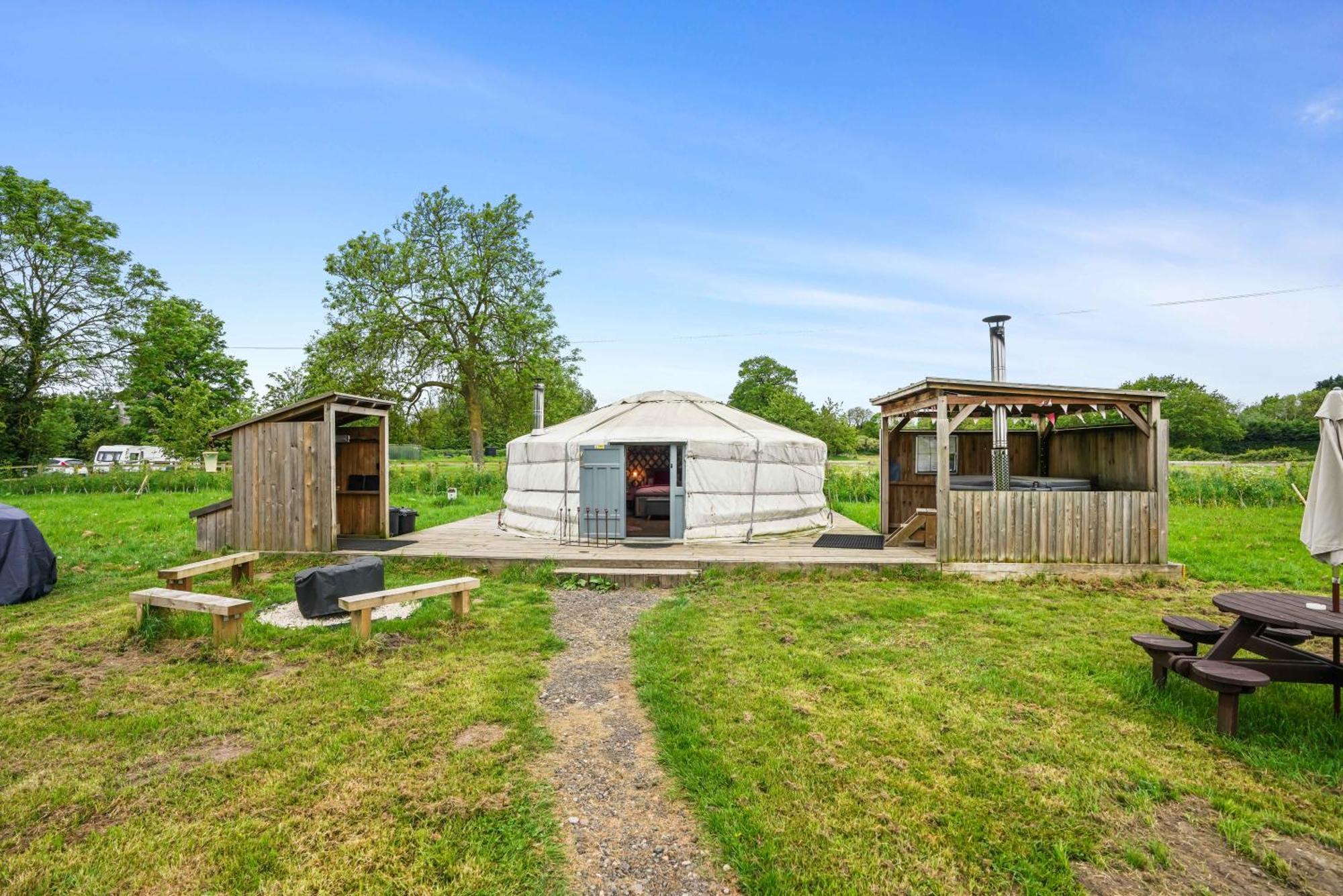 Glamp and Tipple Ltd Hotel Great Ellingham Bagian luar foto