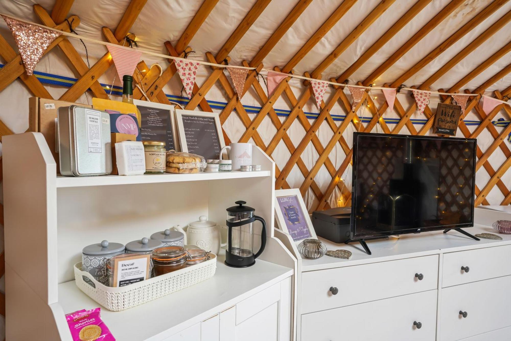 Glamp and Tipple Ltd Hotel Great Ellingham Bagian luar foto