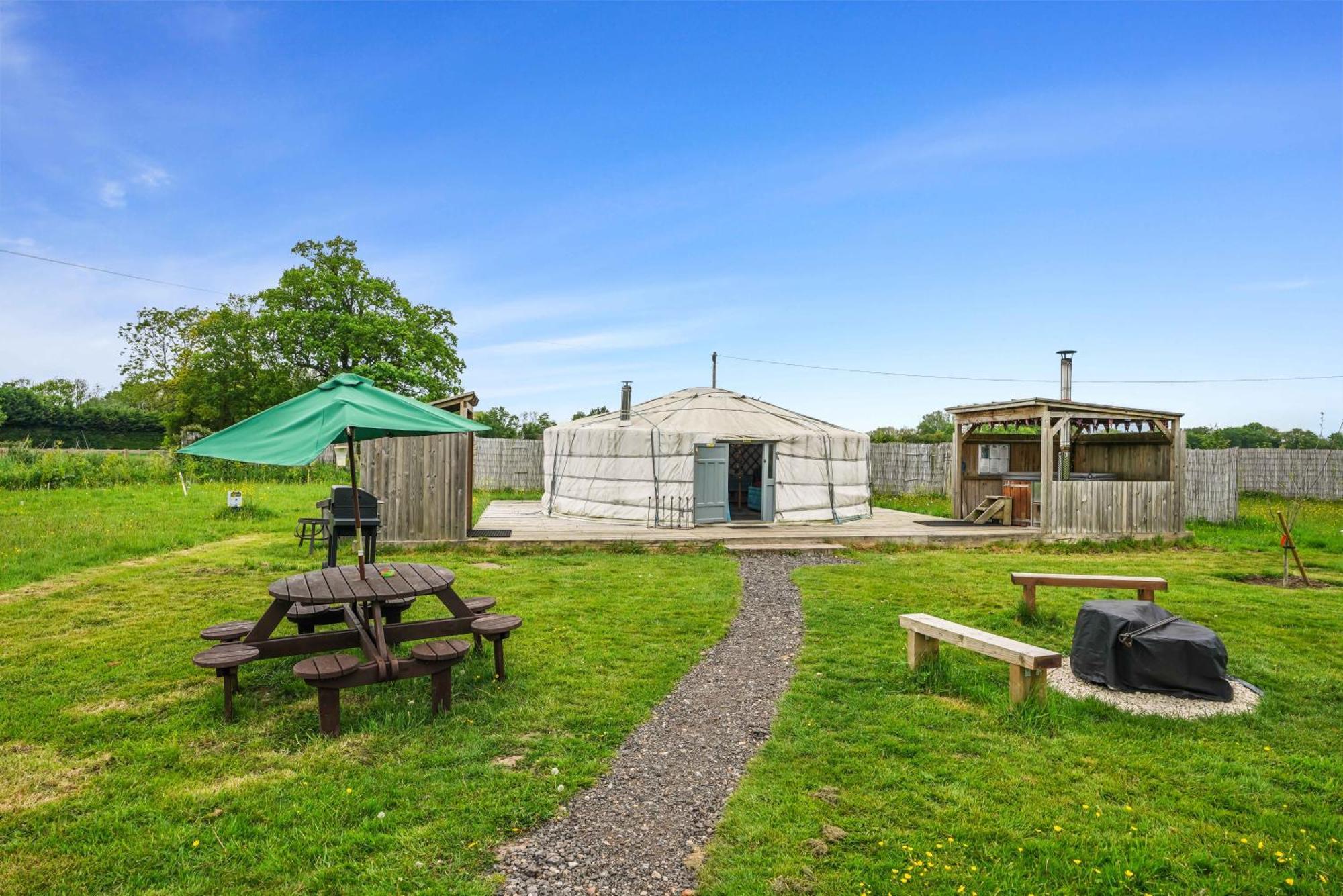 Glamp and Tipple Ltd Hotel Great Ellingham Bagian luar foto