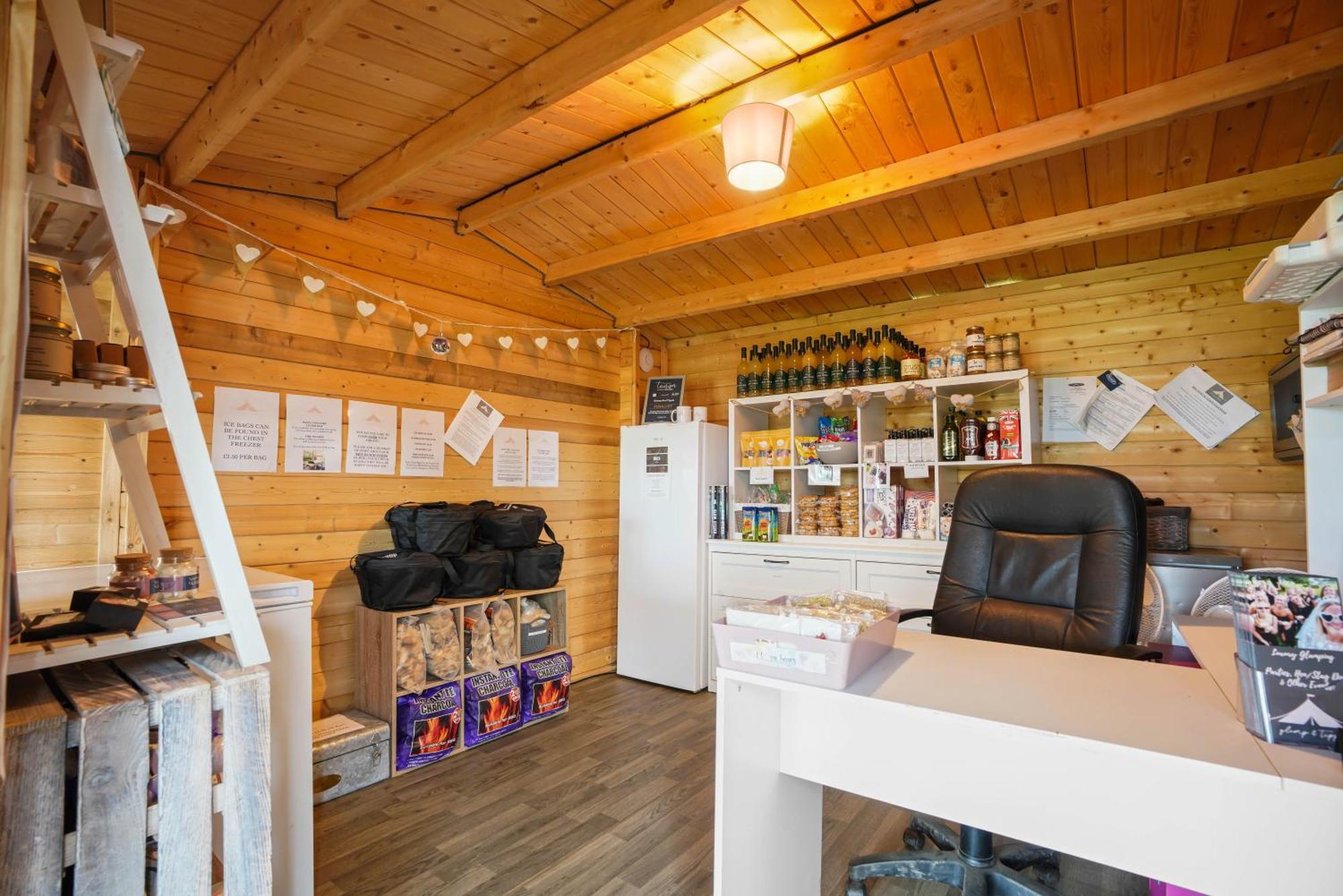 Glamp and Tipple Ltd Hotel Great Ellingham Bagian luar foto